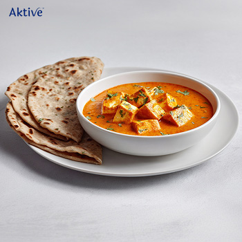 Paneer gravy with multigrain roti on a plate